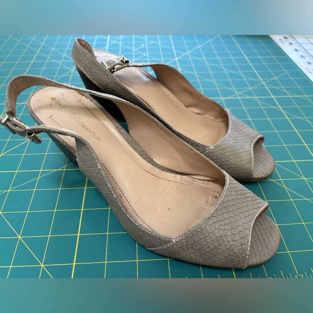 BCBG wedge shoes, size 9 1/2, sling back, open toe, beige colir